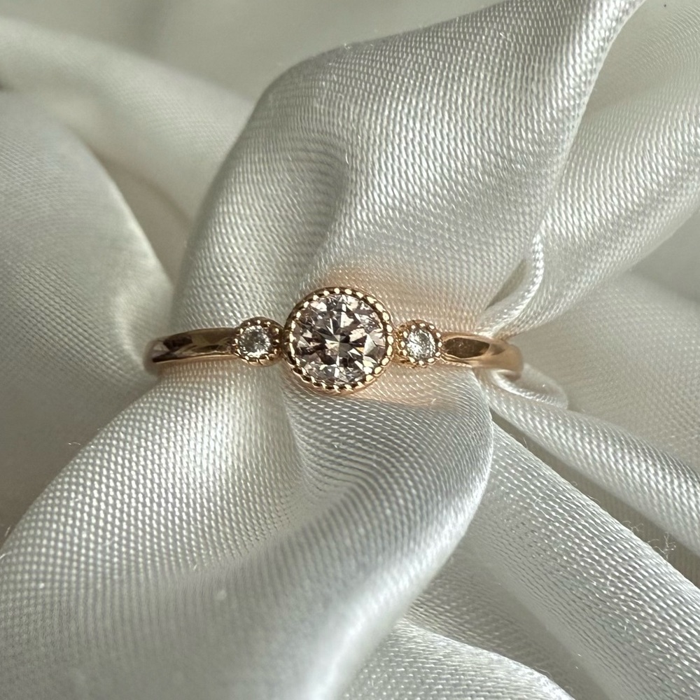 🚫SOLD🚫 18K Solid Gold 3 Diamond Ring Size 6.5 - Picture 3 of 13